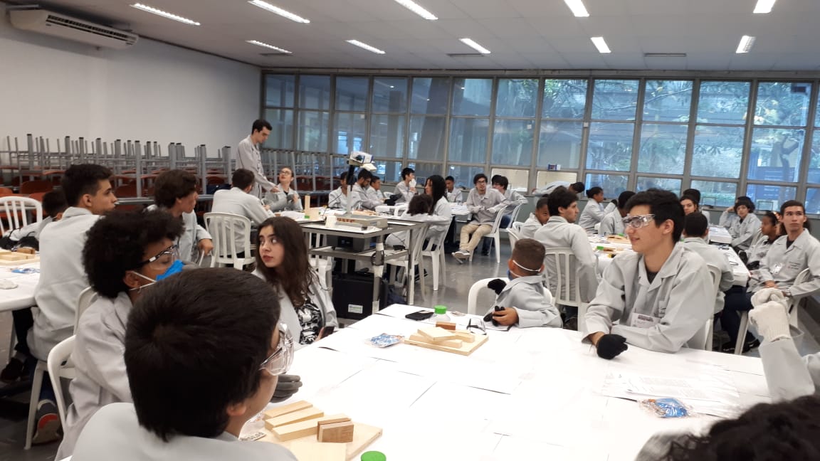 Entre diversas atividades promovidas e apoiadas, o Poli Cidadã realiza uma oficina de brinquedos com crianças de uma escola pública próxima ao campus.
A atividade é promovida com o Centro Acadêmico de Engenharia Mecânica e Mecatrônica.