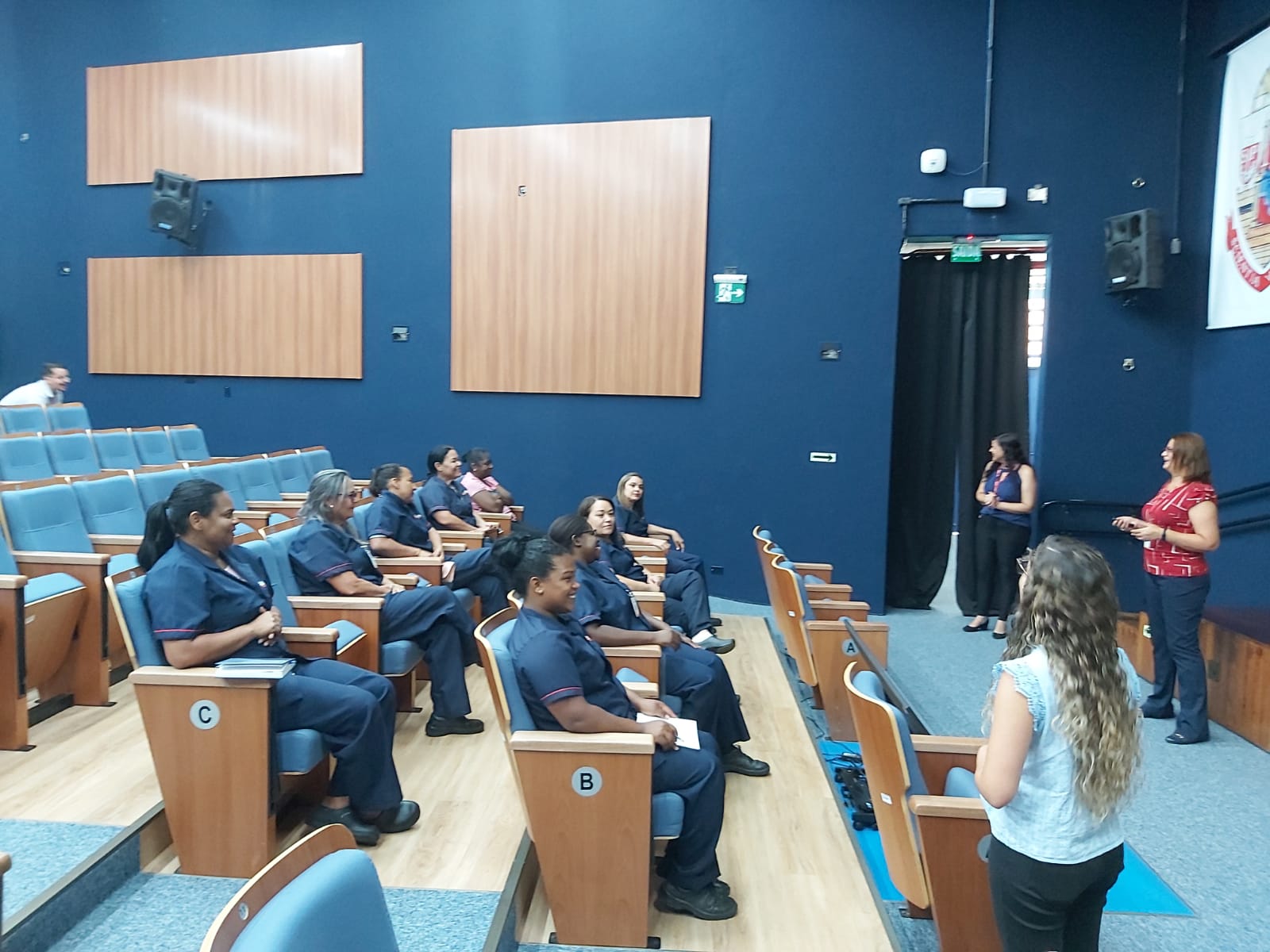 Prestadores de serviço da Poli-USP recebem curso de aperfeiçoamento profissional sobre relacionamento interpessoal e normas